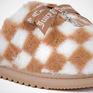 Juicy Couture Women's Faux Fur Slippers – Fuzzy Closed-Toe, Fluffy Winter House Shoes, Comfortable Slip-Ons